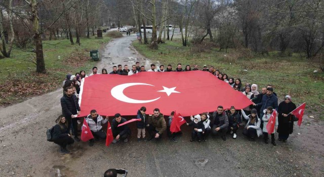 Avukatlar, şehitler için 100 metrelik bayrak açtı