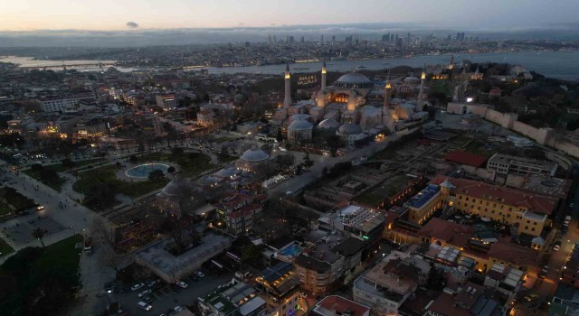 Ayasofya Camiinin avlusunda vatandaşlar ilk orucunu açtı