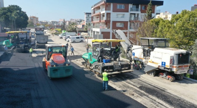 Aydın Büyükşehir Belediyesi Kuşadasında yol yapım çalışmalarına devam ediyor