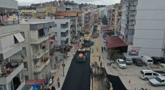 Aydın Büyükşehir Belediyesi Kuşadasının yollarını yeniliyor