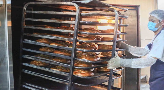 Aydın Büyükşehirin halk ekmek satış noktalarına vatandaşlardan yoğun talep