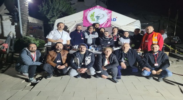 Aydınlı eczacılar deprem bölgesindeki Sahra Eczanesinde şifa dağıtıyor