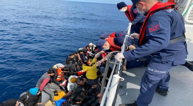 Ayvacık açıklarında 35 kaçak göçmen yakalandı
