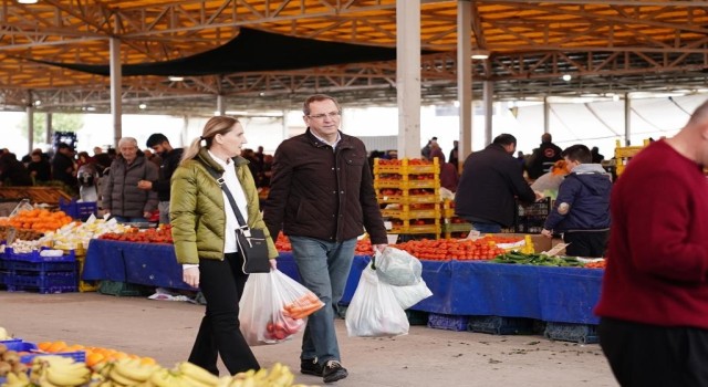 Ayvalıkta Ergin çiftinden hem alışveriş hem sohbet