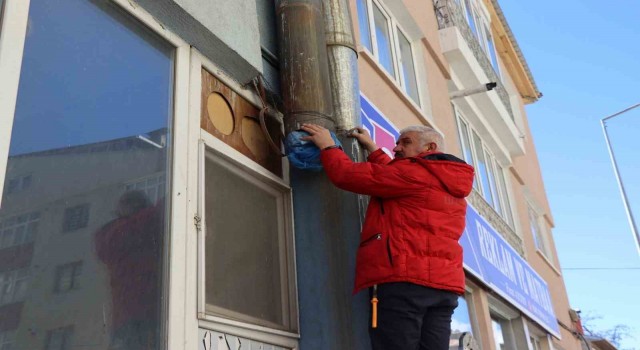 Baca borusunda mahsur kalan kargaları vatandaşlar kurtardı