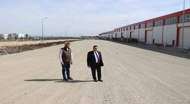 Bağlarda kırsal mahallelere parke taşı döşeme hizmeti devam ediyor