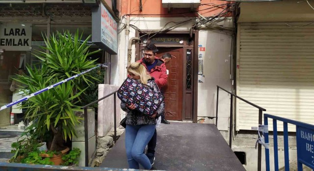 Bahçelievlerde kaldırım altındaki kömürlük tavanı çöken ve tahliye edilen bina sakinleri evcil hayvanlarını evden çıkardı