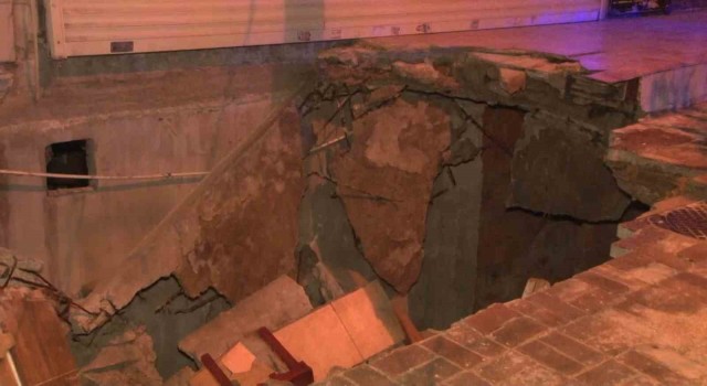 Bahçelievlerde kaldırım altındaki kömürlük tavanı çöktü