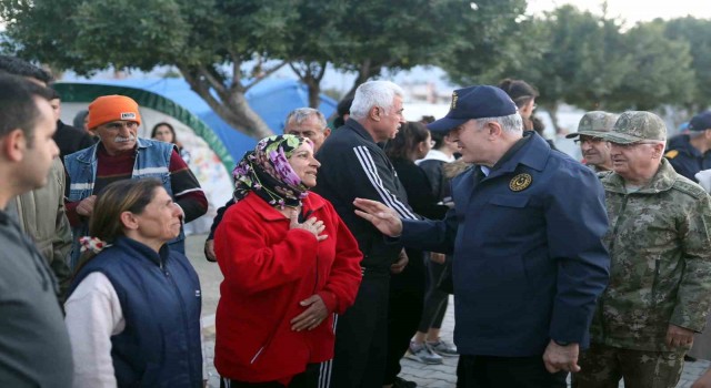 Bakan Akar, Arsuzda depremzedelerin taleplerini dinledi