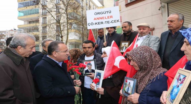 Bakan Bozdağ, Diyarbakır annelerini ziyaret etti: Çocukların hakkını kim arıyorsa biz onlarla beraberiz