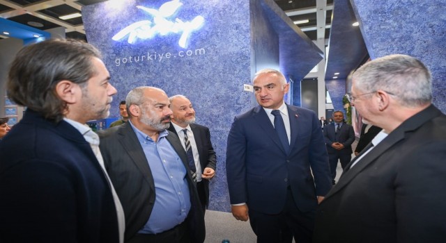 Bakan Ersoy, Berlin Turizm Fuarında Türk stantlarını gezdi