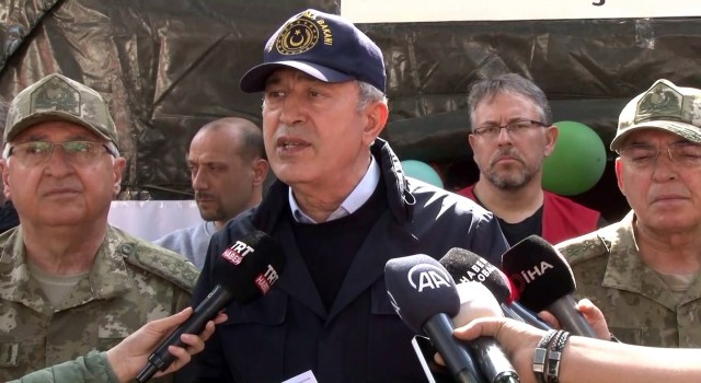 Bakan Hulusi Akar: “Deprem bölgesinde günlük 160 bin kişilik yemek kapasitesine ulaştık”