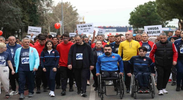 Bakan Kasapoğlu, 18. Antalya Maratonundaki farkındalık koşusuna katıldı