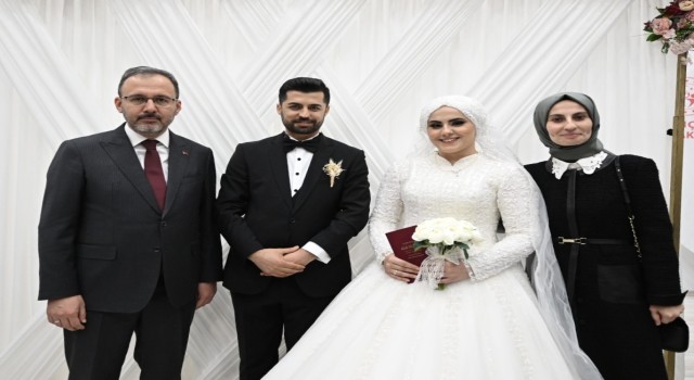 Bakan Kasapoğlu depremzede çiftin nikah şahidi oldu