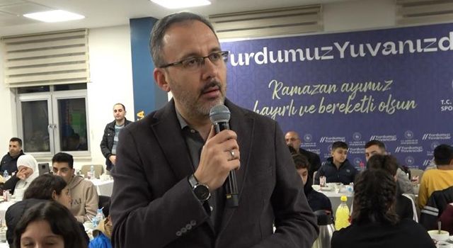 Bakan Kasapoğlu milli maç öncesi depremzedelerle birlikte iftarını yaptı