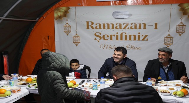 Bakan Kurum, Mehmetçik İftar Çadırında depremzedelerle orucunu açtı