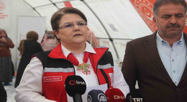 Bakan Yanık depremzede kadınları ziyaret etti