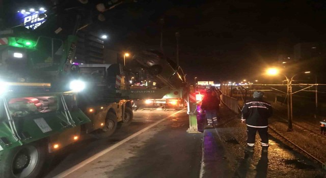 Bakırköyde kontrolden çıkan araç metro yoluna uçtu: 2 yaralı