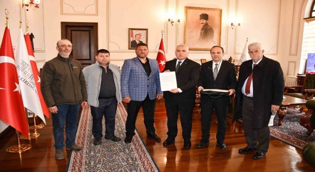 Balık satışıyla elde ettikleri gelir, depremzedeler için Valiliğe teslim edildi