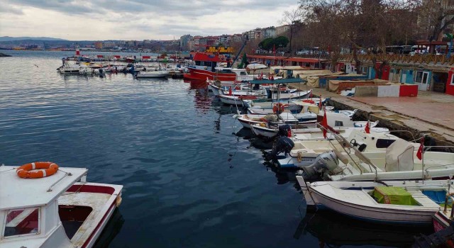 Balıkçılar fırtına öncesi limana çekildi