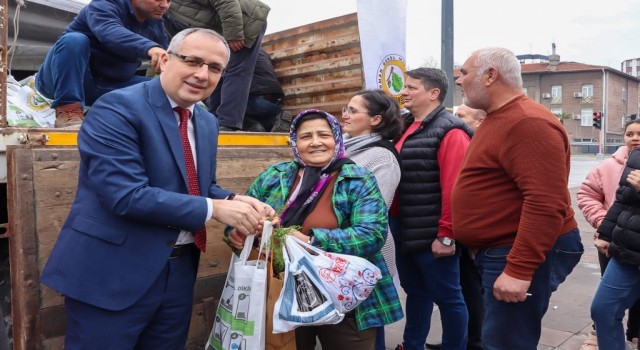 Balıkesirde 2 bin fidan vatandaşa ücretsiz dağıtıldı
