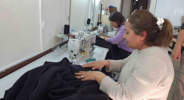 Balıkesirde kadınlar depremzedeler için battaniye üretiyorlar