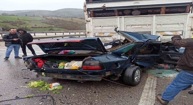 Balıkesirde otomobil kamyona arkadan çarptı: 2 ölü, 6 yaralı