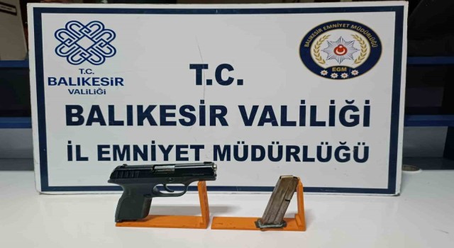 Balıkesirde polis 50 aranan şahsı yakaladı