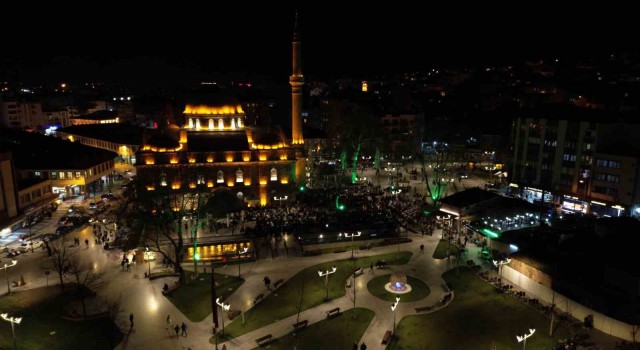 Balıkesirliler Berat Kandilinde camileri doldurdu