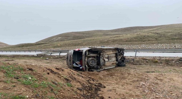 Bariyere çarpan araç takla attı, aynı aileden 3 kişi yaralandı