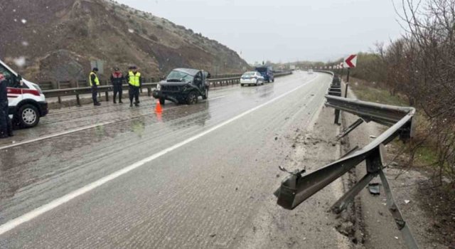 Bariyerlere çarpan pikabın sürücüsü yaralandı