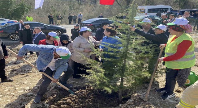 Bartında fidanlar, deprem şehitleri için toprakla buluşturuldu