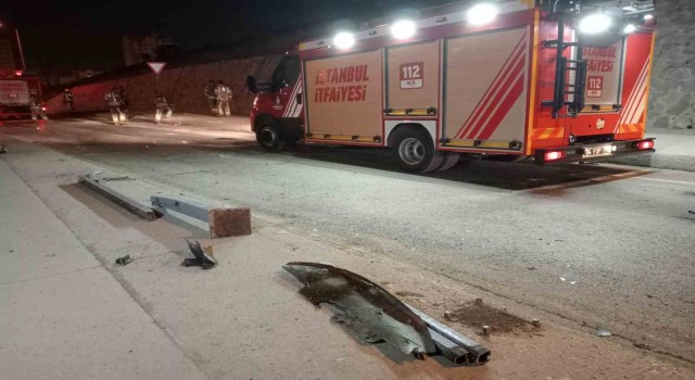 Başakşehirde kontrolden çıkan otomobil demir parmaklıklara saplandı: 1i ağır 3 yaralı