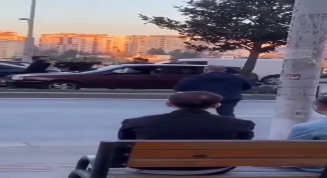 Başakşehirde trafikte yumruk yumruğa kavga kamerada