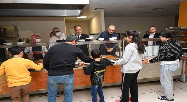 Başkan Aktaş, depremzedelerle iftarda buluştu