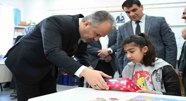 Başkan Aktaştan özel öğrencilere hediyeler