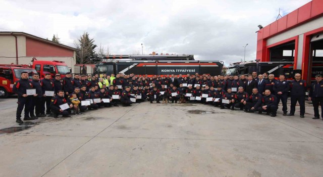Başkan Altay, Hatayda görev yapan itfaiye personeline teşekkür belgesi takdim etti