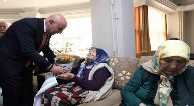 Başkan Altınok, Huzurevindeki anaların dualarını aldı