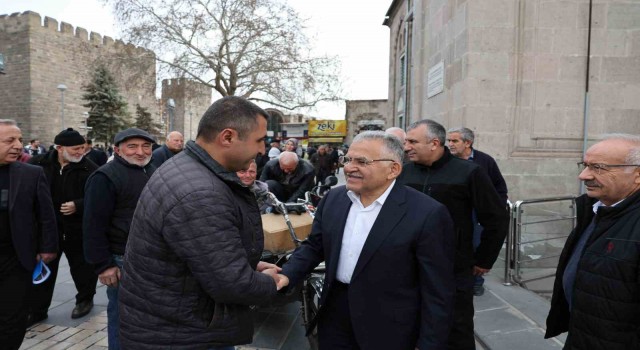 Başkan Büyükkılıçtan Cumhuriyet Meydanında esnaf ziyareti