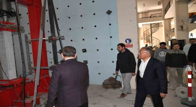 Başkan Büyükkılıçtan Deprem Araştırma Laboratuvarına ziyaret