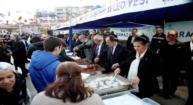 Başkan Çerçioğlu, iftarda vatandaşlarla bir araya geldi