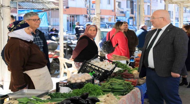 Başkan Gümüş köylü pazarında kadın üreticilerle görüştü