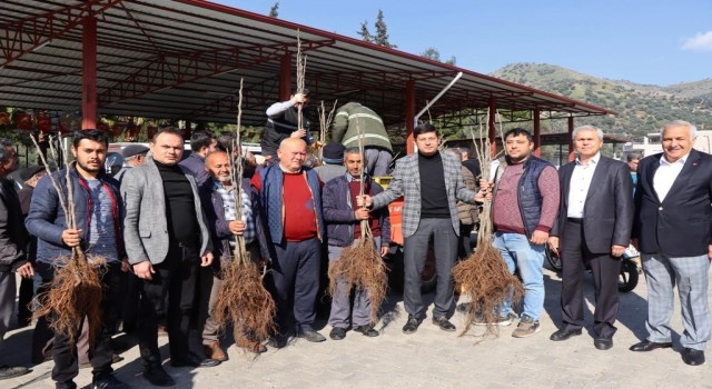 Başkan Özcan üreticinin yüzünü güldürdü