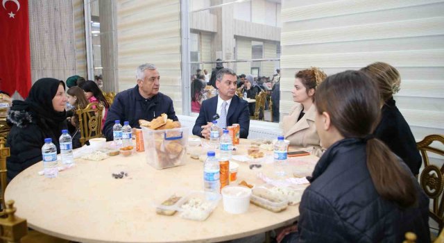 Başkan Şimşek kültür merkezindeki iftar sofralarıyla gölbaşılılarla bir arada

