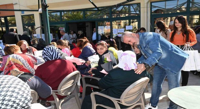 Başkan Sözenden depremzede kadınlara 8 Mart kutlaması