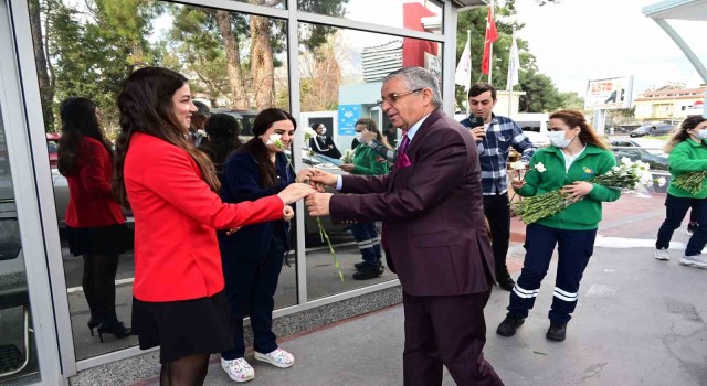 Başkan Topaloğlundan sağlık çalışanlarına karanfil