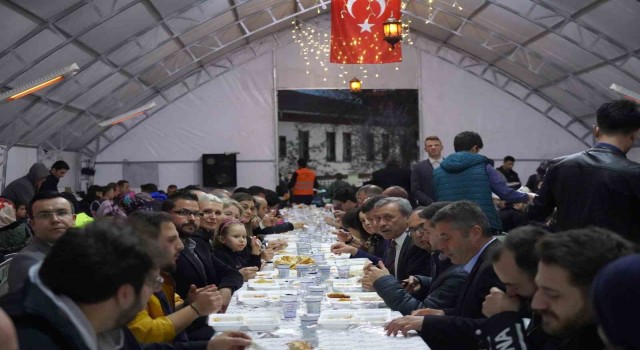 Başkan V. Subaşı ve CHP il örgütü iftarda vatandaşla buluştu