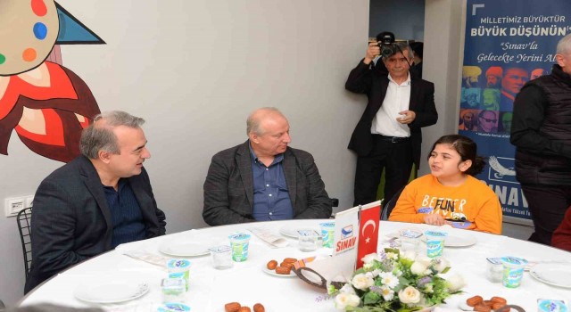 Başkan Yardımcısı Mahmut Fındık depremzede öğrenciler ve aileleriyle bir araya geldi