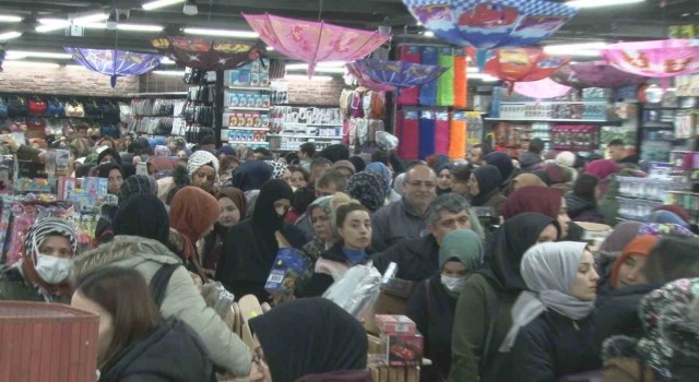 Başkentte açılış yapan mağazada indirim izdihamı