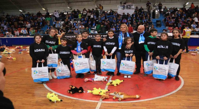 Basketbol maçında sahaya pelüş oyuncak yağdı